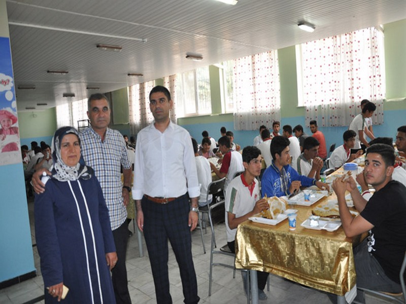 ŞEHİT AİLESİNDEN PROTOKOL VE ÖĞRENCİLERE YEMEK İKRAMI