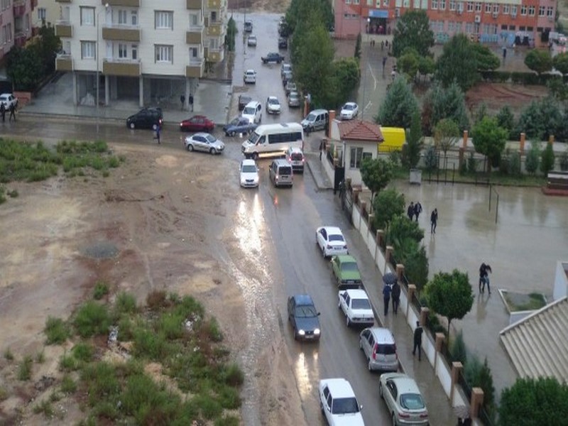 ÖĞRENCİLER YAĞMURA HAZIRLIKSIZ YAKALANDI