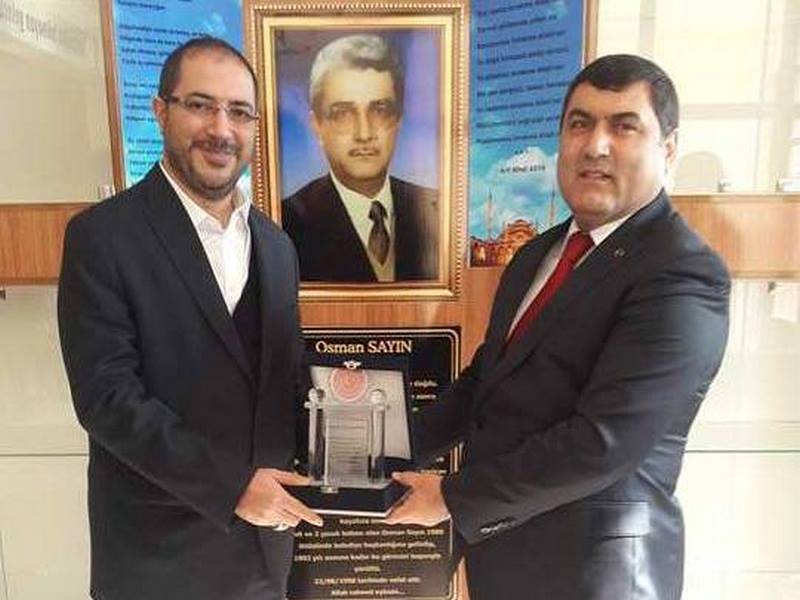 OKUL YAPTIRAN HAYIRSEVERE PLAKETLİ TEŞEKKÜR